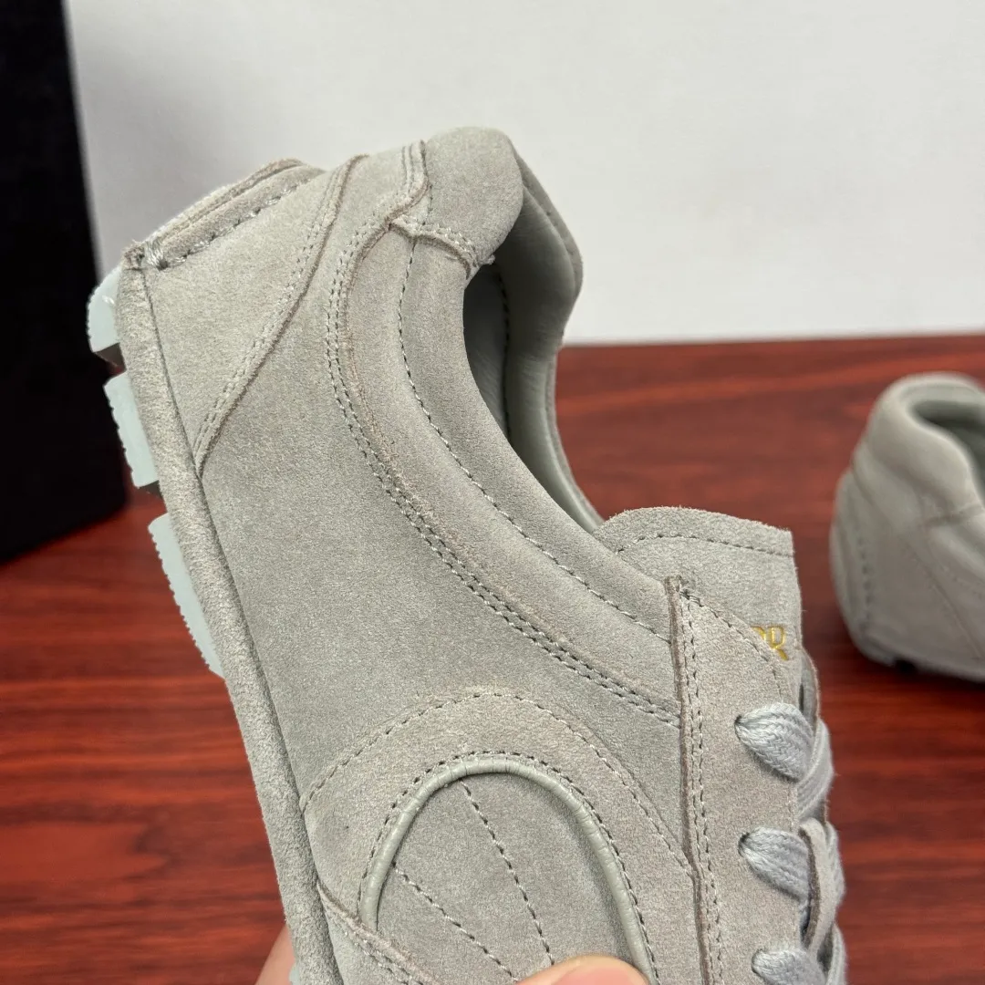 Batch 780 Prada/Prada Montecarlo Re-Edition 2005 Nappa sheepskin/nubuck leather sneakers, men's men's men's shoes for easy shipping! Featuring an antique finish, these sneakers combine style and comfort in a sophisticated and innovative design. The silhouette inspired by driving shoes is soft and flexible, and the deconstructed sole gives it a lightweight look and smooth aesthetic. Prominent top stitching enhances the sporty soul of this hybrid sneaker. It is paired with a lightweight and flexible rubber sole, a visible convex sole pattern embellishment, and a wrapped insole. The whole package! Size: 39-40-41-42-43-44 Leather shoe size Item number: 4E1165 Matte gray